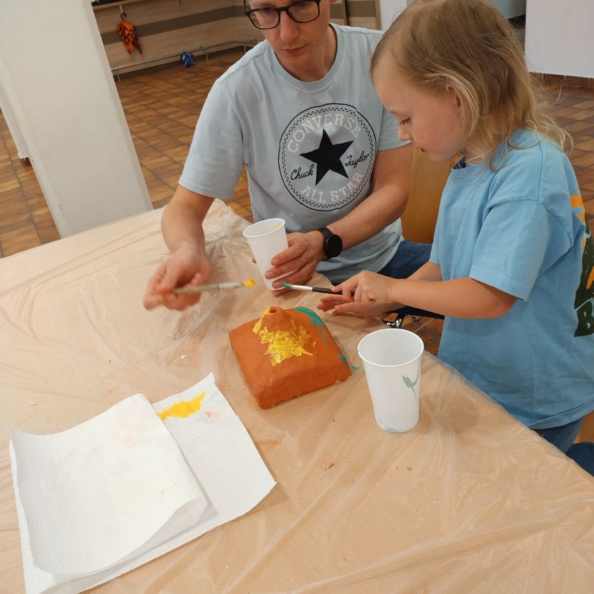 Bild enthält, T-Shirt, Wood, Plywood, Dining Table, Wristwatch, Floor, Child, Female, Girl, Person