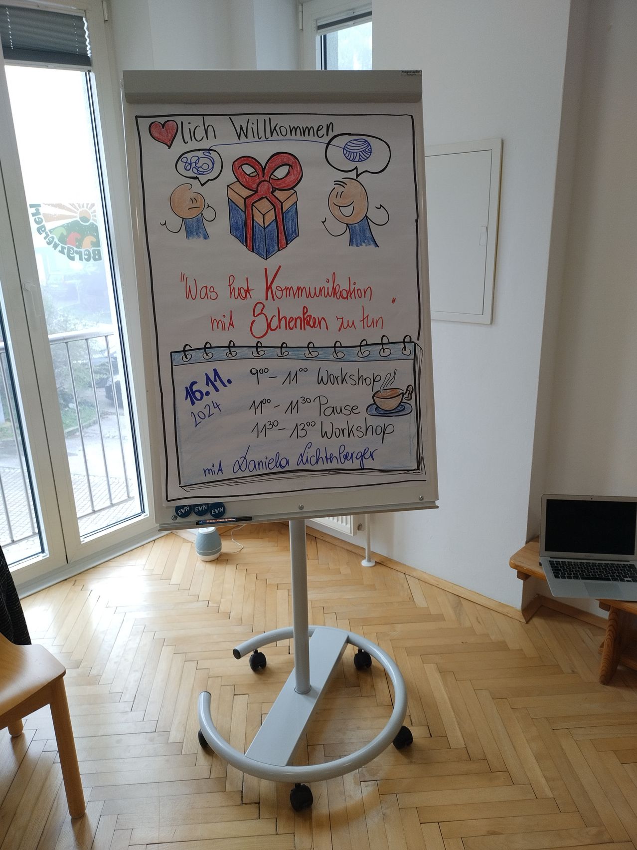 Bild enthält, Floor, Flooring, Wood, Furniture, Table, Hardwood, Desk, Person, White Board, Laptop