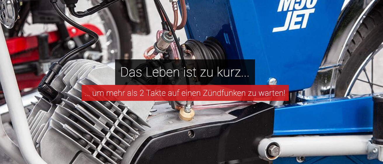 Ein Nahaufnahme eines Motorradmotors mit sichtbaren mechanischen Teilen und einem deutschen Textüberlagerung, der 'Das Leben ist zu kurz...' und '...mehr als 2 Takte auf einen Zündfunken zu warten!' lautet.