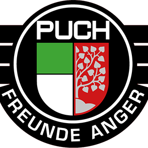 Ein rundes Logo mit 'PUCHI' oben, das einen Schild zeigt, der in grüne, weiße und rote Abschnitte unterteilt ist, mit einem Baumdesign im roten Bereich, vor schwarzem Hintergrund.