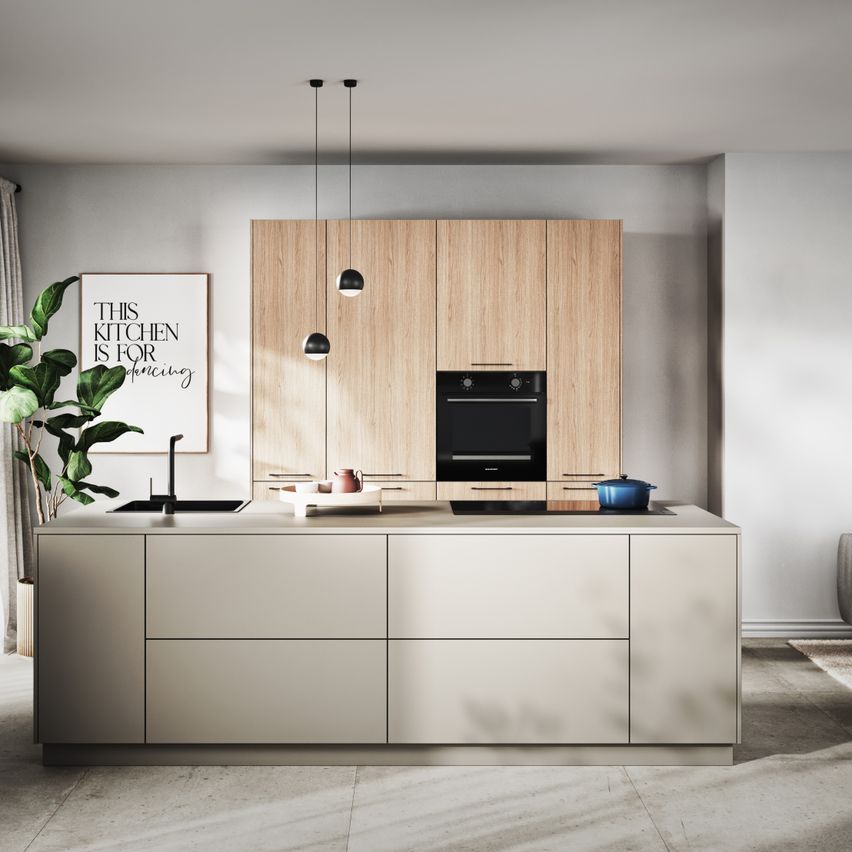 Eine moderne Küche mit Holzschränken, einem schwarzen Ofen und einer weißen Arbeitsplatte. Ein gerahmter Text 'Diese Küche ist für' ist an der Wand angebracht.