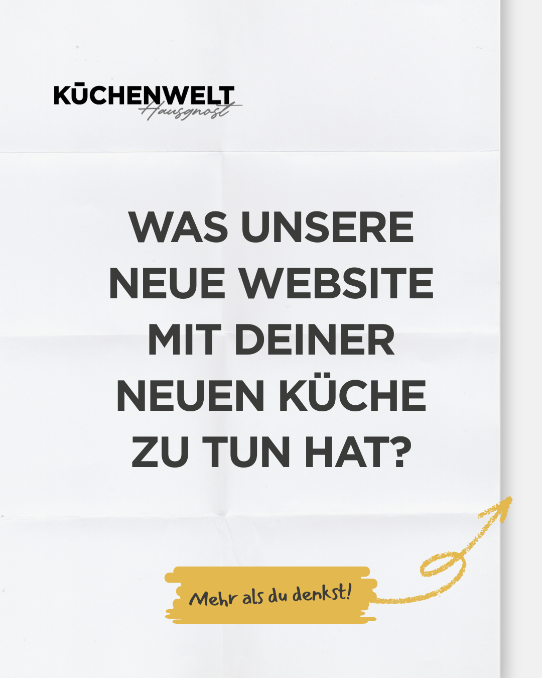 Ein Werbebild für 'Küchenwelt Hausgöst', das fragt, was ihre neue Website mit Ihrer neuen Küche kann. Ein gelber Pfeil zeigt auf eine orangefarbene Schaltfläche mit weissem Text, der 'Mehr als du denkst!' sagt. Der Text ist fett und zentriert auf einem weissen Hintergrund.