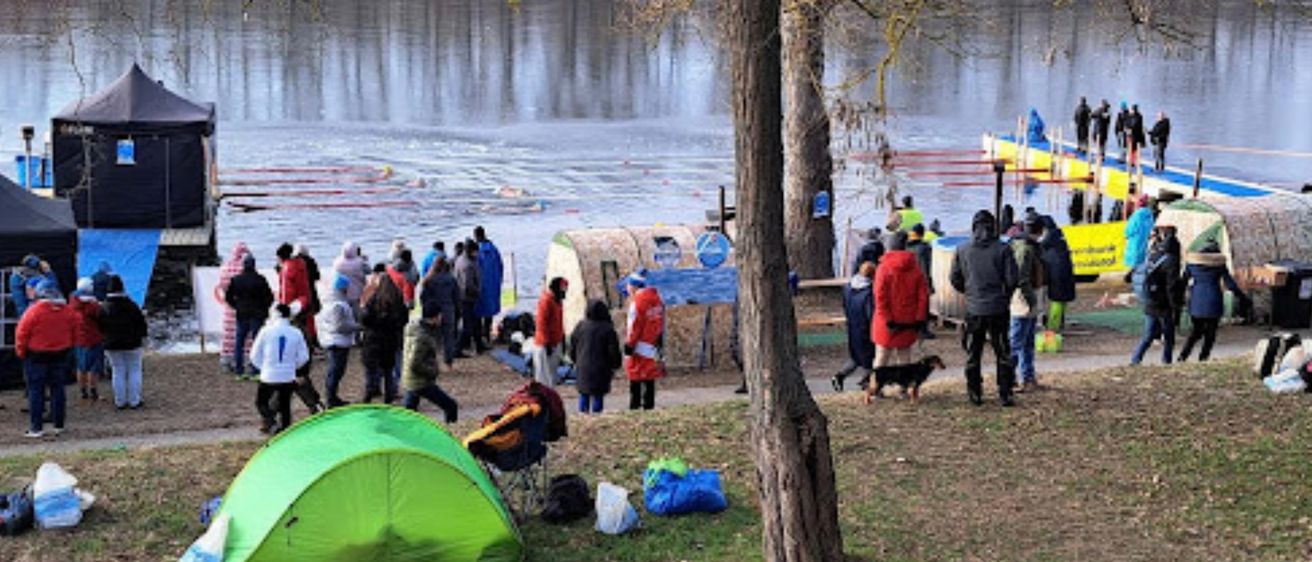 Bild enthält, Outdoors, Shelter, Camping, Person, Nature, Scenery, Handbag, Dog, Tent, Chair