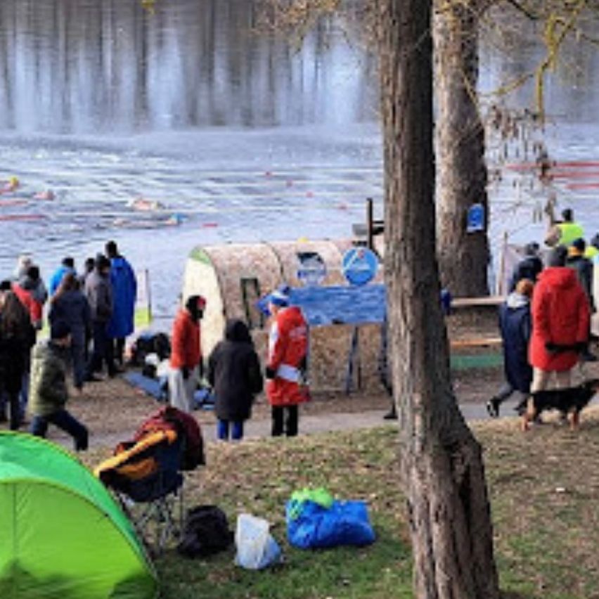 Bild enthält, Outdoors, Shelter, Camping, Person, Nature, Scenery, Handbag, Dog, Tent, Chair