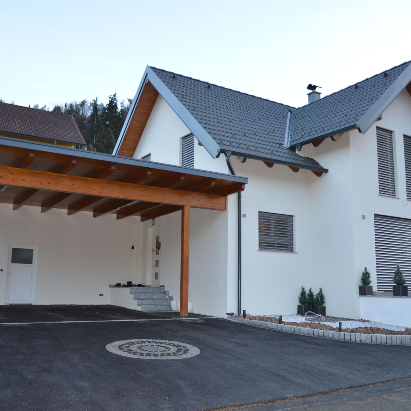 Bild enthält, Plant, Housing, House, Roof, Shoe, Person, Patio, Road, Garage, Handbag