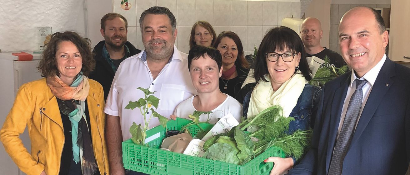 Bild enthält, Coat, Jacket, People, Person, Adult, Female, Woman, Tie, Glasses, Blazer