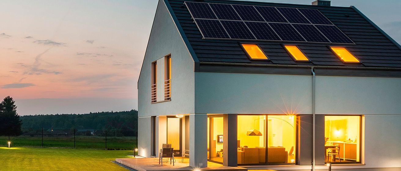 Bild enthält, Grass, Plant, Electrical Device, Solar Panels, Lawn, Outdoors