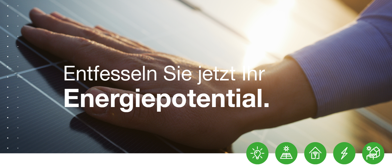 Eine Hand berührt ein Solarpanel mit einem Textüberlagerung, der 'Entfesseln Sie Ihr Energiepotenzial' lautet. Die Hand ist auf dem Panel positioniert, was auf eine Interaktion hinweist.