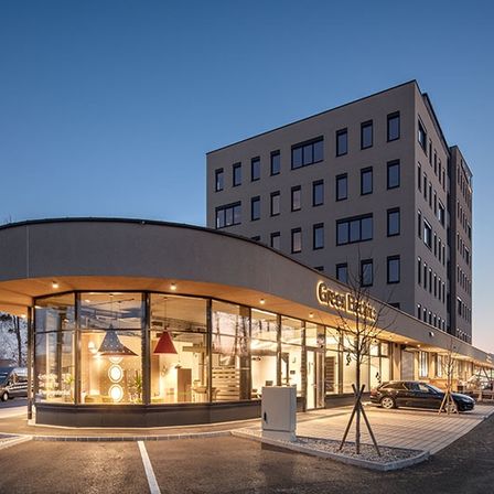 Bild enthält, City, Road, Street, Urban, Building, Office Building, Shop, Shopping Mall, Car, Lamp