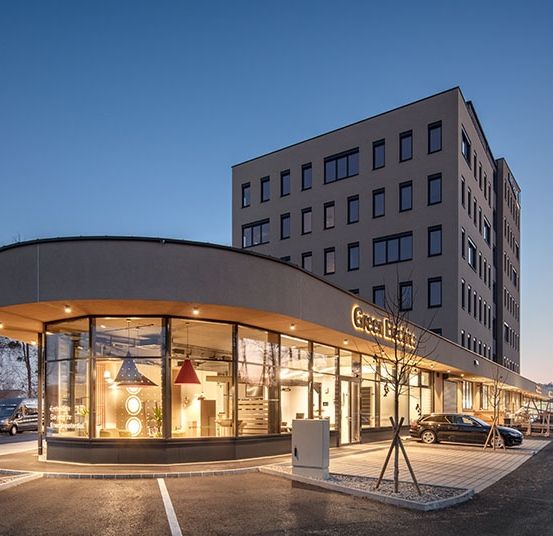 Bild enthält, City, Road, Street, Urban, Building, Office Building, Shop, Shopping Mall, Car, Lamp