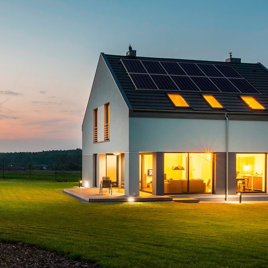 Bild enthält, Grass, Plant, Electrical Device, Solar Panels, Lawn, Outdoors