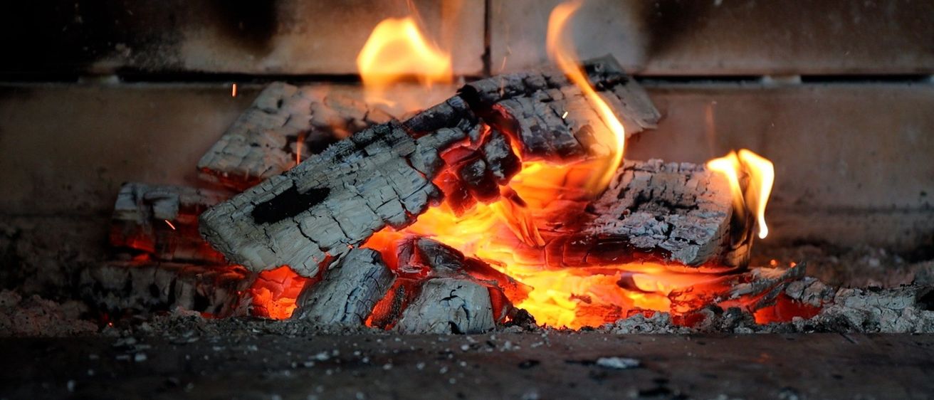 Bild enthält, Fireplace, Indoors, Fire, Flame