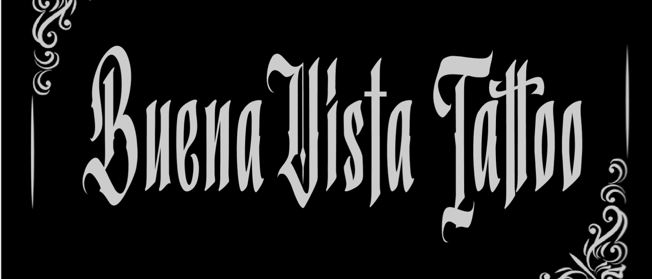 Schwarzer Hintergrund mit weißem Text 'Buena Vista Tattoo' in dekorativer Schrift mit Schwüngen oben und unten.