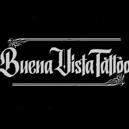 Das Buena Vista Tattoo-Logo auf schwarzem Hintergrund zeigt kunstvollen, weißen kursiven Text mit dekorativen Schwüngen.