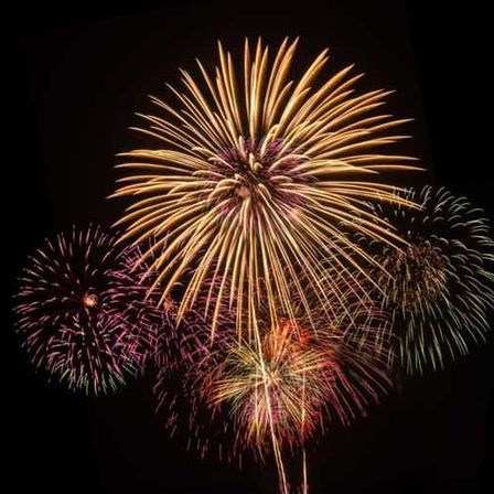 Bild enthält, Fireworks, Chandelier, Lamp