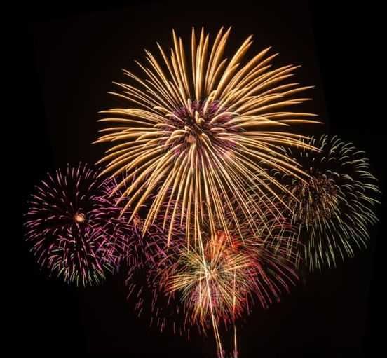 Bild enthält, Fireworks, Chandelier, Lamp