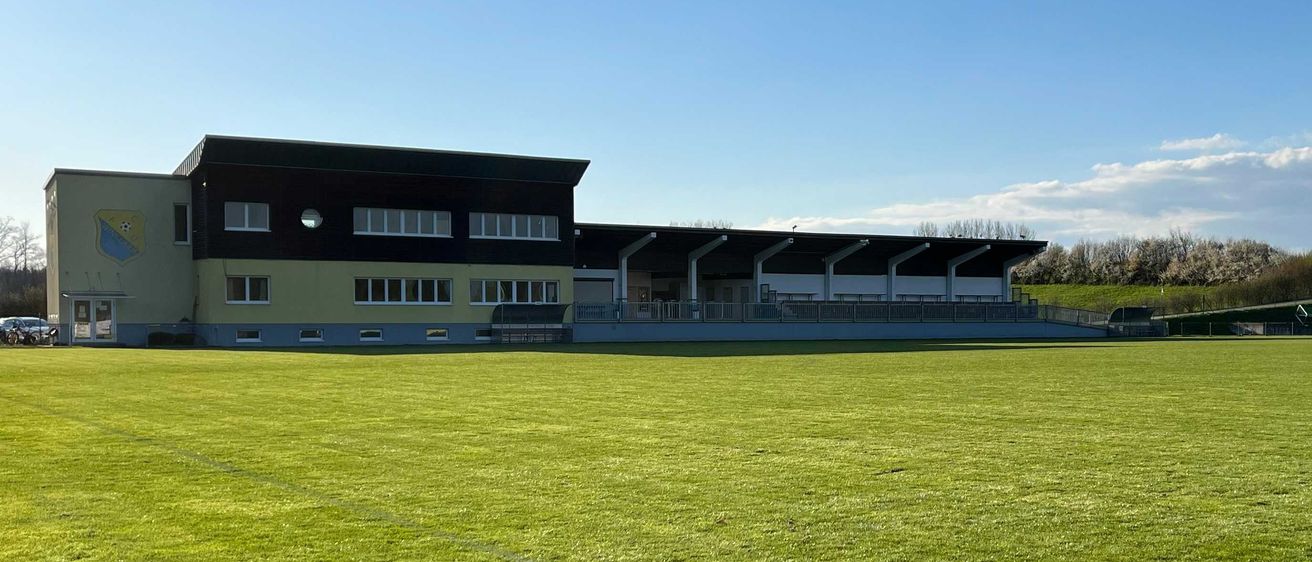 Bild enthält, Grass, Plant, Field, Lawn, Car, Transportation, Vehicle, Ground