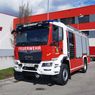 Ein roter und weißer Feuerwehrwagen steht vor einem roten Gebäude mit dem Wort 'MATZENDORF' oben.