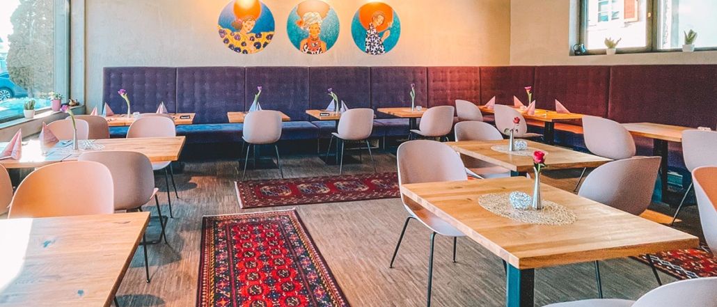 Bild enthält, Indoors, Restaurant, Building, Furniture, Lounge, Chair, Cafeteria, Table, Person, Home Decor