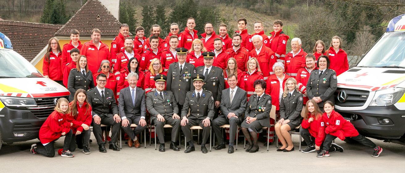 Bild enthält, People, Person, Logo, Van, Vehicle, Car, Ambulance, Wheel, Symbol, First Aid