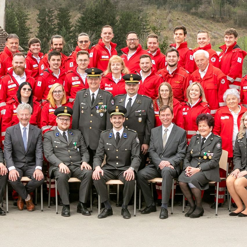 Bild enthält, People, Person, Logo, Van, Vehicle, Car, Ambulance, Wheel, Symbol, First Aid