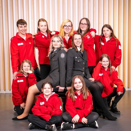 Bild enthält, People, Person, Groupshot, Adult, Female, Woman, Photography, Glasses, Pants, Coat