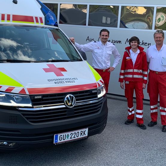 Bild enthält, Logo, Wristwatch, Symbol, Shoe, First Aid, Red Cross, Adult, Male, Man, Person