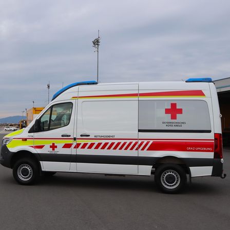 Bild enthält, Logo, First Aid, Red Cross, Symbol, Moving Van, Transportation, Van, Vehicle, Car