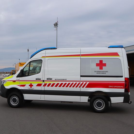 Bild enthält, Logo, First Aid, Red Cross, Symbol, Moving Van, Transportation, Van, Vehicle, Car