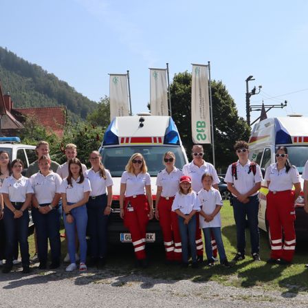 Bild enthält, Van, Person, Car, Glasses, Shoe, Wristwatch, Belt, Shorts, Ambulance, Wheel