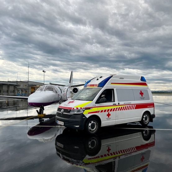 Bild enthält, Aircraft, Airplane, Transportation, Vehicle, Moving Van, Van, Machine, Wheel