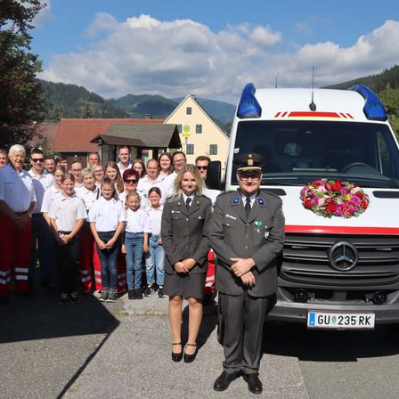 Bild enthält, Flower, Flower Arrangement, Flower Bouquet, Coat, Skirt, Adult, Male, Man, Person, Car