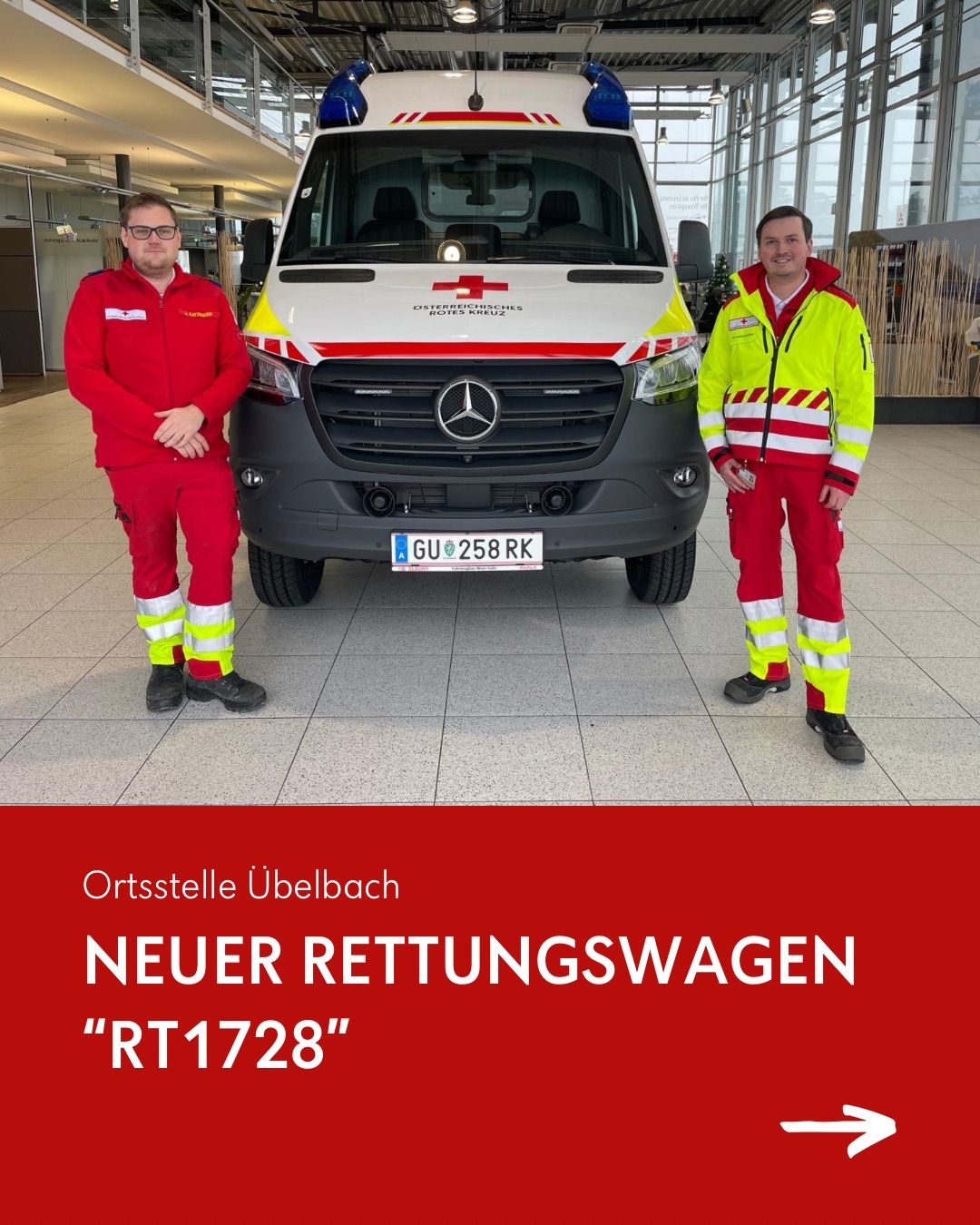 Zwei Männer in roten und gelben Uniformen stehen vor einem Mercedes-Benz Krankenwagen. Der Krankenwagen hat die Nummer RT1728. Darunter steht der Schriftzug 'Ortsstelle Ubelbach'.