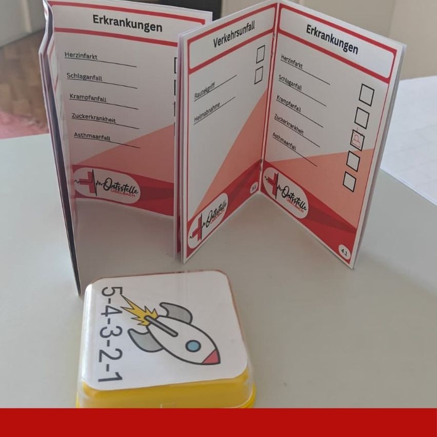 Ein Set von medizinischen Karten mit der Aufschrift 'Erkrankungen' wird auf einer weißen Oberfläche zusammen mit einer Box mit der Nummer 5-4-3-2-1 angezeigt. Die Karten zeigen verschiedene medizinische Zustände.