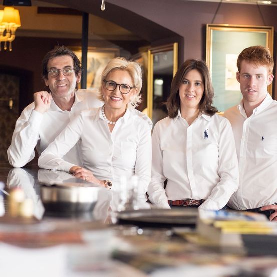 Bild enthält, Shirt, Adult, Female, Person, Woman, Male, Man, People, Glasses, Restaurant