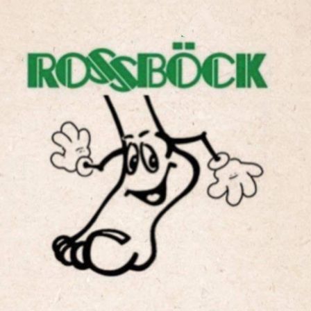 Logo für Rossbock, mit einer Cartoon-Figur mit Armen und Beinen, in Schwarz und Weiß, mit grünem Hintergrund.