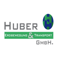 Das Logo für Huber Erdbewegung & Transport GmbH zeigt ein grünes und blaues Globus-Symbol zusammen mit dem Firmennamen in fetten schwarzen Buchstaben.