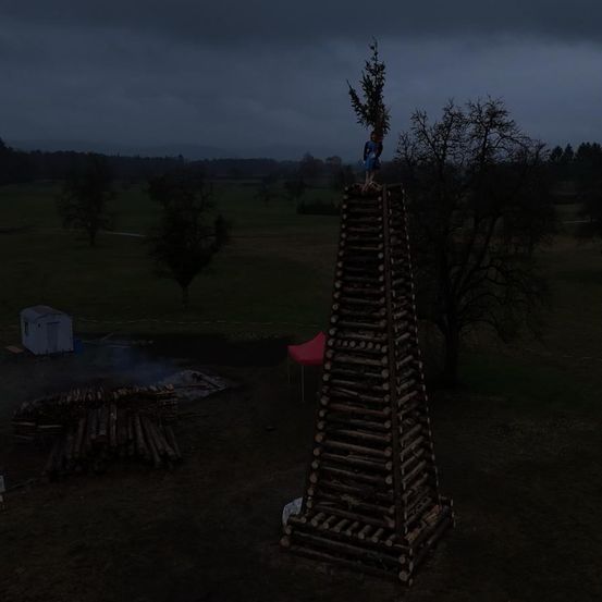 Bild enthält, Outdoors, Nature, Person, Building, Shelter, Plant, Tree, Dog, Pet, Countryside