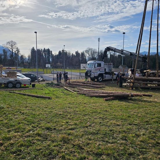 Bild enthält, Outdoors, Utility Pole, Person, Construction, Machine, Wheel, Wood, Car, Oilfield, Shoe