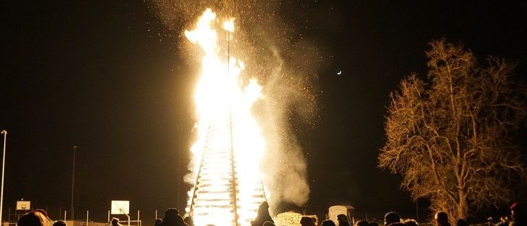 Bild enthält, Fire, Flame, Adult, Female, Person, Woman, Bonfire, Male, Man