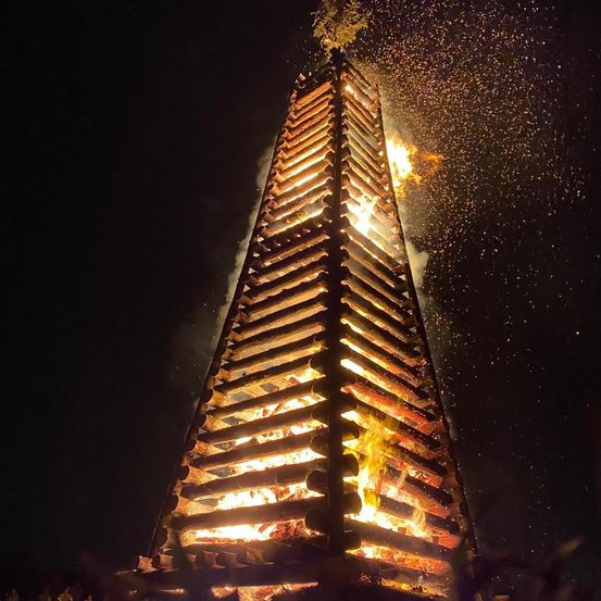 Bild enthält, City, Architecture, Building, Tower, Fire, Flame