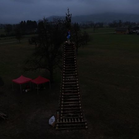 Bild enthält, Outdoors, Shelter, Nature, Plant, Tree, Person, Tent, Vegetation, Grass, Car