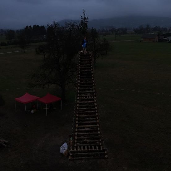 Bild enthält, Outdoors, Shelter, Nature, Plant, Tree, Person, Tent, Vegetation, Grass, Car