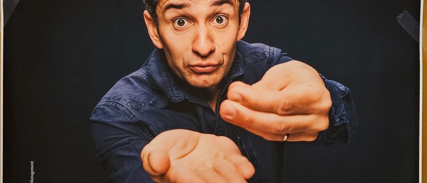 Bild enthält, Advertisement, Poster, Finger, Hand, Person, Adult, Male, Man, Face, Portrait