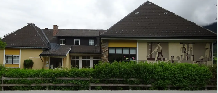 Bild enthält, Suburb, Building, Housing, House, Neighborhood, Outdoors, Person