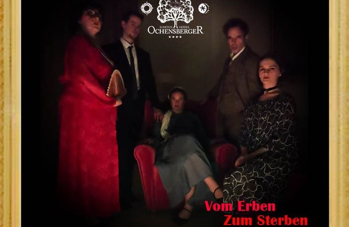 Eine Gruppe von Menschen in Vintage-Kleidung posiert für ein Foto. Sie sitzen und stehen auf einem roten Sofa. Das Bild ist mit einem goldenen Rahmen eingefasst und enthält einen Wasserzeichen.