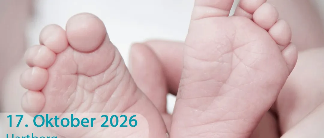 Ein Bild von Babyfüßen, die von einem Elternteil gehalten werden, mit einem Textüberlagerung, der '0+1. LEBENSJAHR GUT INFORMIERT VON ANFANG AN', '17. Oktober 2026', 'Hartberg', '9:00 - 14:00' und 'FAMILIE ALS BONUS' lautet