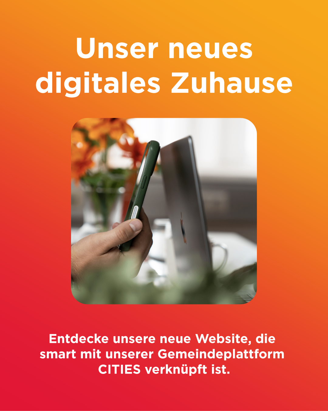 Eine Person hält ein Handy in der Hand, mit einem Laptop im Hintergrund. Das Handy ist grün und hat einen silbernen Rand. Der Laptop ist silber und hat einen schwarzen Bildschirm. Im Hintergrund steht eine Vase mit Blumen. Der Hintergrund ist orange.