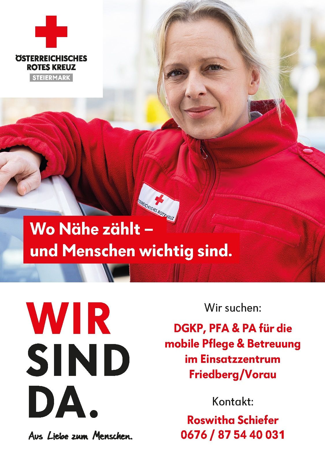 Eine lächelnde Frau in einem roten Jackett mit einem weißen Kreuzemblem steht neben einem Auto und wirbt für das Rote Kreuz in der Steiermark. Der Text lautet 'Wo Nähe zählt und Menschen wichtig sind.' Unten wird erwähnt, dass sie nach DGKP, PFA & PA für mobile Pflege und Betreuung in Friedberg/Vorau suchen.