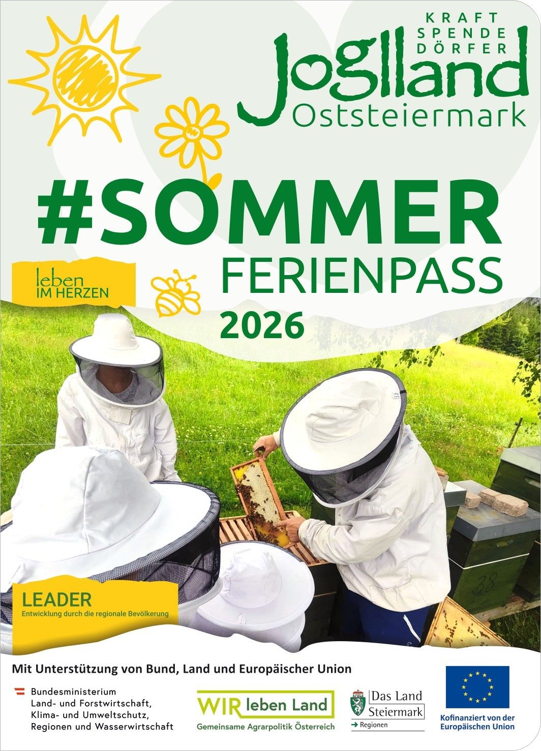 Ein Plakat für den Sommerferienpass 2026 mit Imkern in Schutzkleidung, die an einem Bienenstock arbeiten, mit einem grasigen Hintergrund.